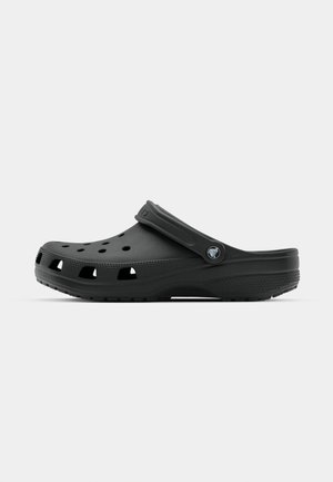 Zwarte kunststof clogs met ventilatiegaten, een achterband, een gestructureerde zool en een logo-accent. Lichtgewicht ontwerp ideaal voor casual gebruik.
