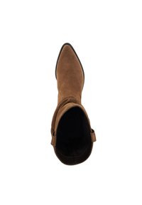 Bottine en daim marron avec un bout pointu, un haut décontracté et un petit talon. L'intérieur présente une doublure sombre et des coutures minimales.
