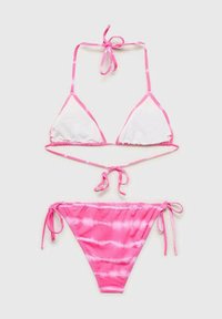 Roza bikini set z vzorom tie-dye, ki vključuje triangularni zgornji del z belimi skodelicami in ujemajoče se spodnjice z stranskimi vozli. Narejena iz mehkega, raztegljivega materiala.