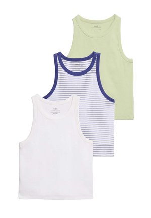 Drie mouwloze geribbelde tanktops in wit, wit met marineblauwe strepen en marineblauwe bies, en lichtgroen, plat gelegd en deels overlappend.