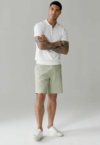 Next STRAIGHT FIT STRETCH CHINO - Kratke hlače - light green
