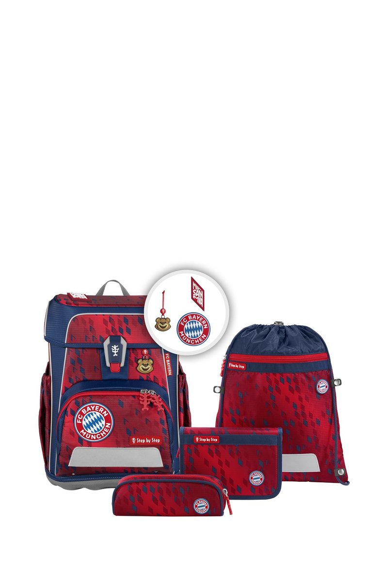 Le set de sac à dos rouge et marine comprend un sac principal, une trousse, un sac à cordon et un porte-clés, avec un motif géométrique et un logo.