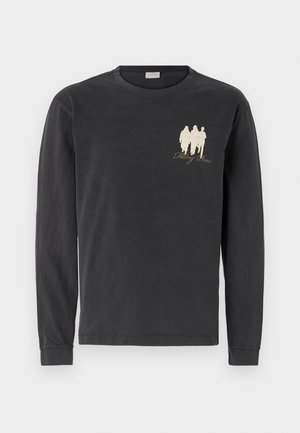 Camisa de algodão preta de manga longa com uma gráfica em silhueta creme de três figuras e texto em itálico abaixo. Decote em crew e punhos canelados.