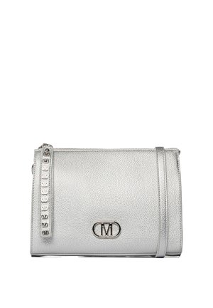 Borsa cluch in argento con finitura testurizzata e chiusura a zip, dotata di un logo in metallo e di una strap decorativa con borchie. Forma rettangolare compatta.