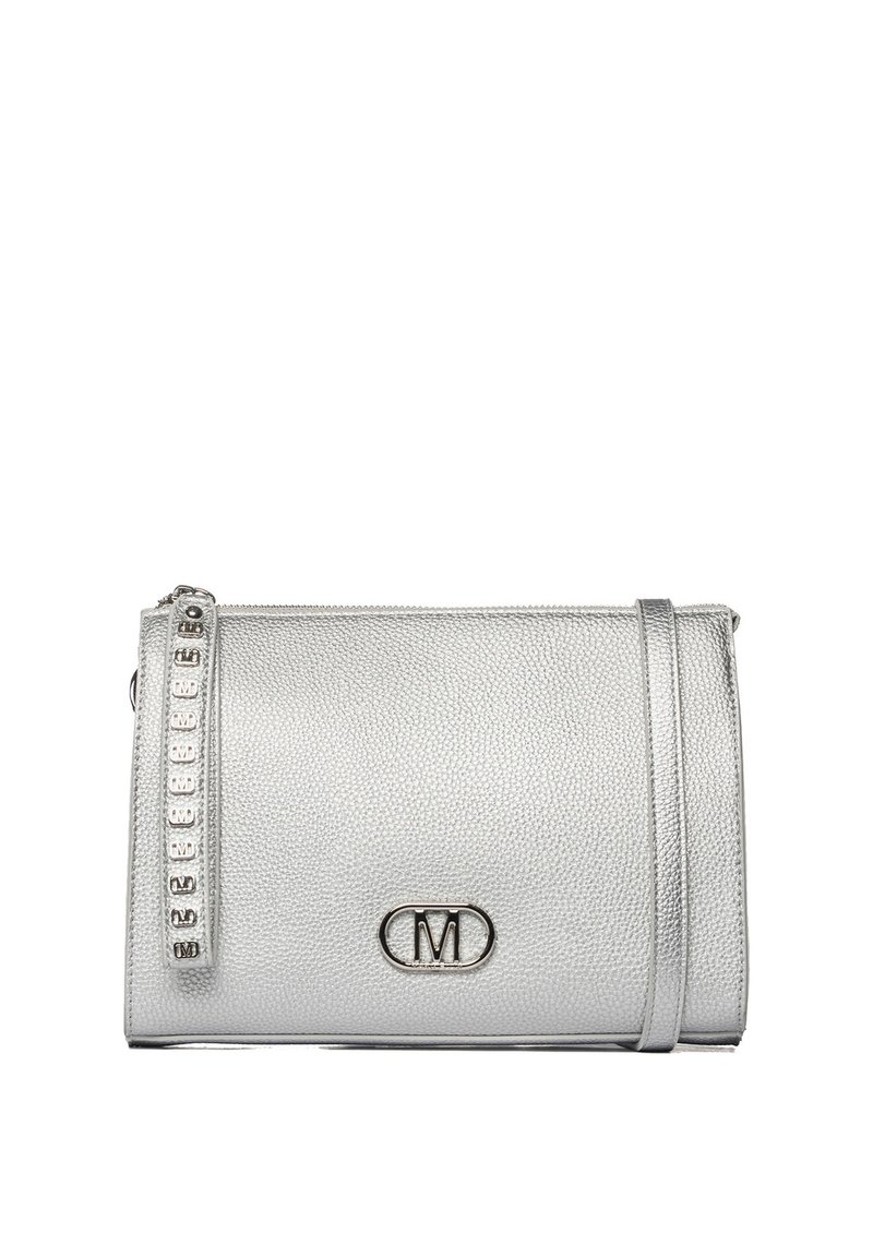 Borsa cluch in argento con finitura testurizzata e chiusura a zip, dotata di un logo in metallo e di una strap decorativa con borchie. Forma rettangolare compatta.