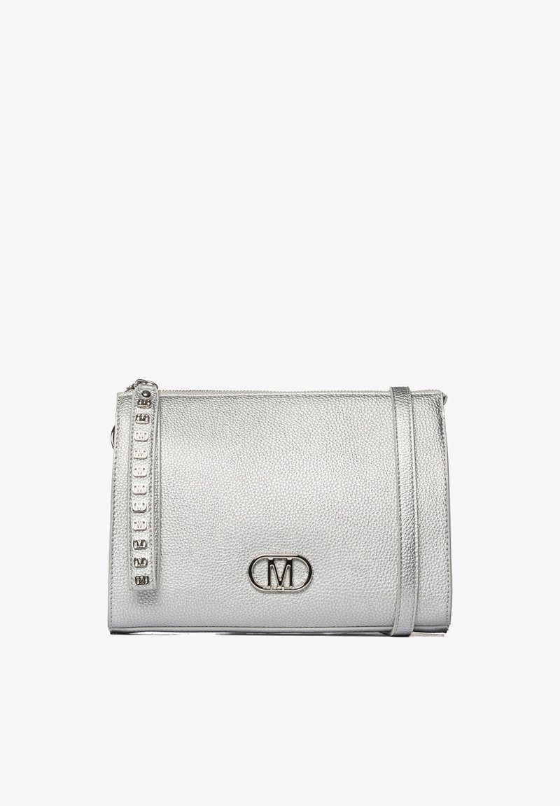 Borsa cluch in argento con finitura testurizzata e chiusura a zip, dotata di un logo in metallo e di una strap decorativa con borchie. Forma rettangolare compatta.