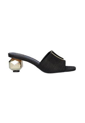 Chanclas negras con parte superior de tejido texturizado, punta abierta y un tacón bloque geométrico en oro y negro. Presentan un detalle de cremallera.