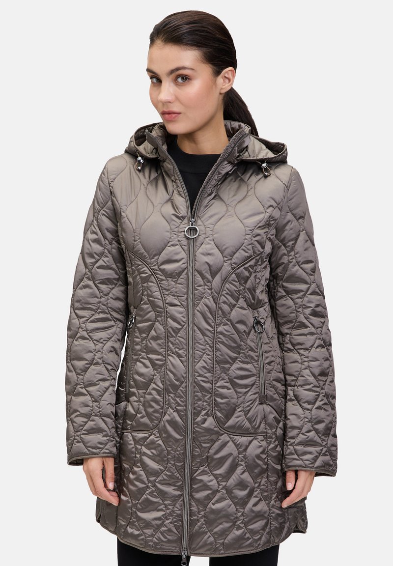 Kurtka pikowana z kapturem w kolorze taupe, z przednim zamkiem błyskawicznym, bocznymi kieszeniami i teksturowanym wzorem. Wykonana z lekkiego materiału syntetycznego.