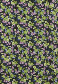 Tessuto floreale con uno sfondo scuro. Presenta fiori vivaci di verde, rosa e blu in un motivo denso e ripetuto. Morbido al tatto, leggero.