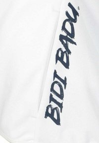 Witte kledingstuk met een gladde textuur, voorzien van donkerblauwe "BIDI BADU"-tekst die verticaal langs de zijkant is gedrukt.