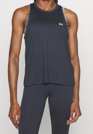 Czarny sportowy top na ramiączkach z okrągłym dekoltem, designem typu racerback i markowymi ramiączkami, wykonany z gładkiego, lekkiego materiału.