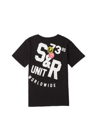 Camisa de algodón negra con letras y gráficos grandes en blanco que incluyen "S&R," "73 RD," y "WORLDWIDE" en varias fuentes.