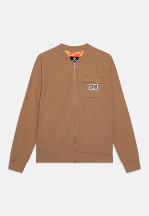 Bruine ritssluiting sweater met ronde hals, gestructureerde stof en een voorzak met een logo patch. Gladde binnenvoering in oranje.