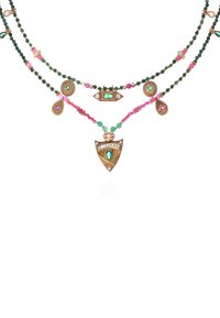 Collier multi-couche avec des accents dorés, des perles vertes et roses, et des pendentifs ornés de designs intricats et de pierres précieuses.