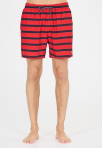 Shorts de bain rouges avec des rayures horizontales marines, en tissu léger. Équipés d'une taille élastique avec cordon de serrage et de poches latérales.