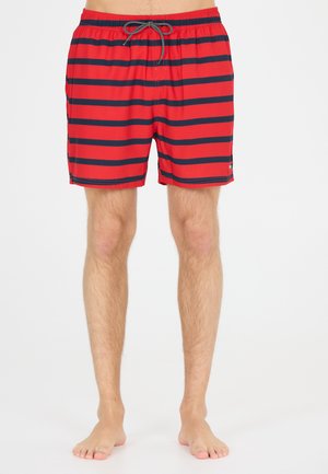 Shorts de bain rouges avec des rayures horizontales marines, en tissu léger. Équipés d'une taille élastique avec cordon de serrage et de poches latérales.