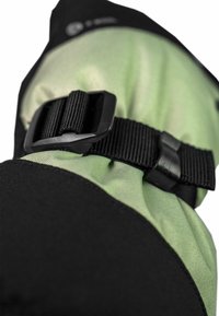 Schwarze und grüne wasserdichte Tasche mit einem Raffung Design, ausgestattet mit einer schwarzen Kunststoffschnalle und strukturiertem Stoff, geeignet für den Einsatz im Freien.