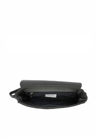 Grijze leren clutch met textuur en een rits sluiting. Het interieur heeft een ritsvak en een stoffen voering. Minimalistisch ontwerp, compacte vorm.