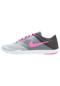 Sportovní boty Nike s šedou síťovinou, růžovými akcenty a bílou gumovou podrážkou. Design zahrnuje výrazné růžové logo.