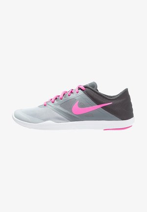 Nike Sportschuhe mit grauem Mesh-Obermaterial, rosa Akzenten und einer weißen Gummisohle. Das Design umfasst ein auffälliges pinkes Logo.