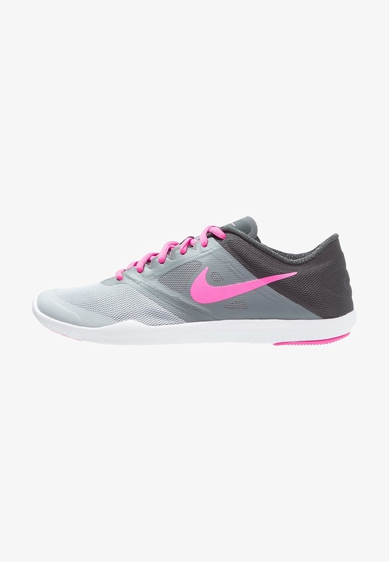 Sportovní boty Nike s šedou síťovinou, růžovými akcenty a bílou gumovou podrážkou. Design zahrnuje výrazné růžové logo.