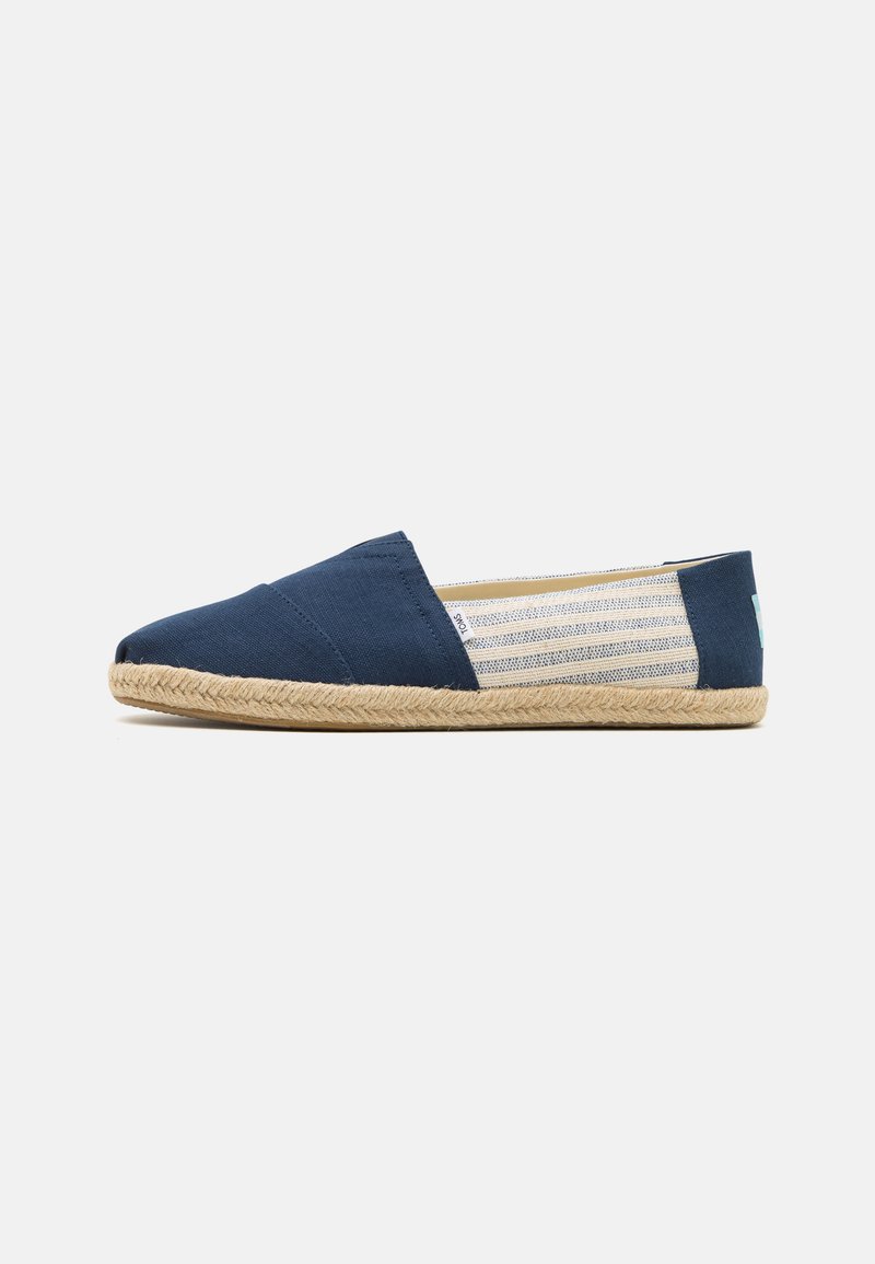 Tamno plavi platneni espadril s tkanom prugastom gornjom, potplat od jute, okrugli vrh i stil bez kopčanja.