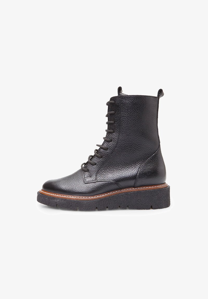 Botas de senderismo de cuero negro con puntera redonda, parte superior texturizada, suela gruesa y cierre de cordones en la parte delantera con tirador en el talón.