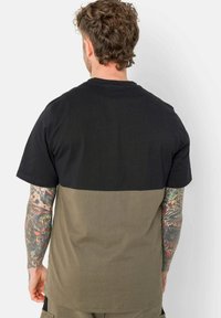Sixth June BICOLORED - Camiseta estampada - khaki