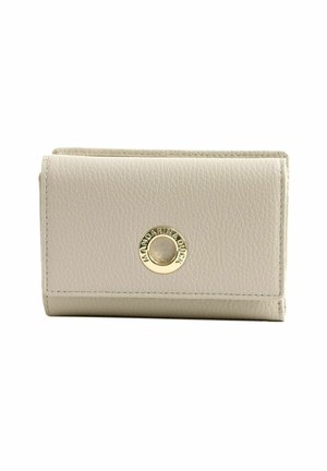 Portefeuille en cuir beige clair texturé avec un emblème rond doré centré sur le rabat avant sur fond blanc.
