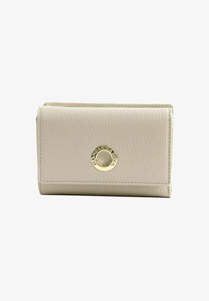 Portefeuille en cuir beige clair texturé avec un emblème rond doré centré sur le rabat avant sur fond blanc.