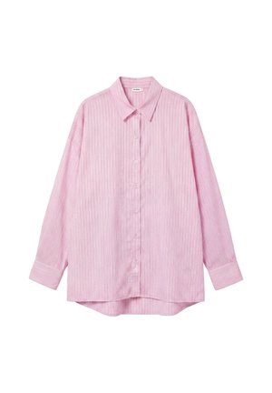 Chemise rose à manches longues avec des rayures blanches verticales, boutonnée devant, col classique et ourlet légèrement arrondi sur fond blanc.
