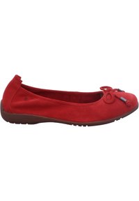 Ballerine en daim rouge avec bout rond, détail nœud et semelle en caoutchouc marron, vue de côté extérieur.