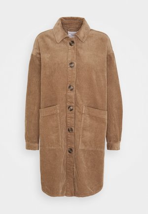 Cappotto lungo di velluto a coste marrone con grandi bottoni frontali, due tasche a toppa, maniche lunghe e colletto piegato.