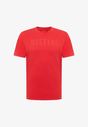 Czerwony bawełniany t-shirt z krótkim rękawem i okrągłym dekoltem. Z przodu umieszczony wytłoczony logo "MUSTANG". Gładka faktura i klasyczny krój.