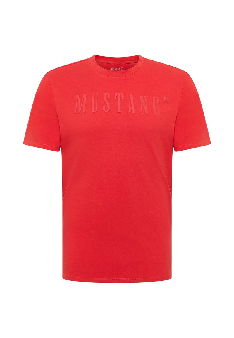 Czerwony bawełniany t-shirt z krótkim rękawem i okrągłym dekoltem. Z przodu umieszczony wytłoczony logo "MUSTANG". Gładka faktura i klasyczny krój.