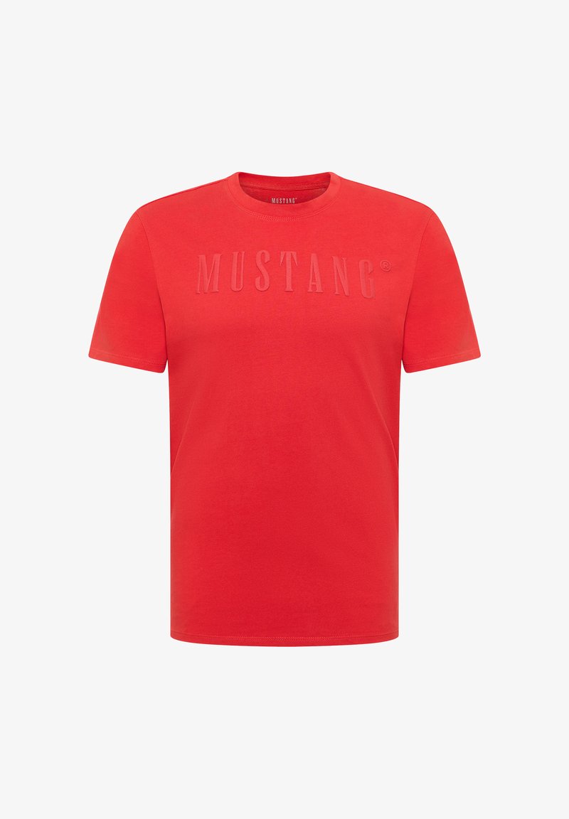 Czerwony bawełniany t-shirt z krótkim rękawem i okrągłym dekoltem. Z przodu umieszczony wytłoczony logo "MUSTANG". Gładka faktura i klasyczny krój.