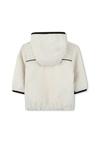 Veste matelassée blanche avec capuche, ourlet élastiqué et finitions noires le long des manches et des épaules. Tissu léger avec une finition texturée.