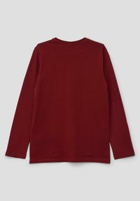 Donkere rode katoenen longsleeve shirt met een ronde halslijn, naadloze schouders en een rechte afwerking aan de onderkant zonder extra patronen.