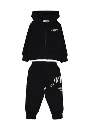 Zwart kinder tweedelig trainingspak met capuchon en ritssluiting, en joggers met elastische tailleband, voorzien van witte "Msgm" logo tekst.