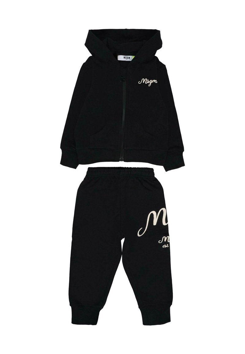 Zwart kinder tweedelig trainingspak met capuchon en ritssluiting, en joggers met elastische tailleband, voorzien van witte "Msgm" logo tekst.