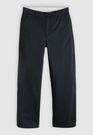 Navyblauwe broek met rechte pijpen, riemlussen, zijzakken, knoopsluiting en ritssluiting op een lichtgrijze achtergrond.