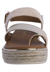 Sandalias de espadrille con parte superior de ante beige, dos tiras anchas y una plataforma trenzada de yute. Presentan un detalle de hebilla dorada. Suela plana.
