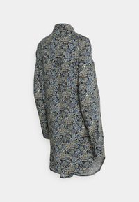 Camisa de manga longa em tecido leve com um padrão paisley em azul, verde e bege sobre um fundo escuro, com uma bainha reta e colarinho.