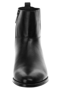Černá kožená kotníková bota s hladkým povrchem, kulatou špi�čkou, bočním zipem a nízkým patou typu stack. Obsahuje minimální detaily šití.