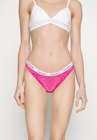 Calvin Klein Underwear BRAZILIAN - Īsās apakšbikses - very berry
