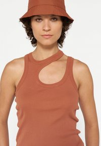 10DAYS CUT OUT  - Top - saddle brown
