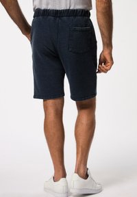 Marineblauwe short met een elastische tailleband, achterzak en een zachte, gestructureerde stof. De shorts hebben een rechte snit en komen tot halverwege de dij.