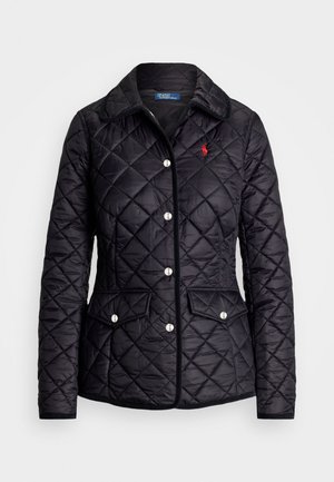 Veste matelassée noire avec boutons argentés, poches avant à rabat et logo brodé rouge représentant un joueur de polo sur la poitrine gauche.