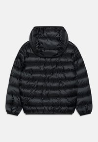 Czarna puchowa kurtka z kapturem, z pikowanym wzorem, gładką teksturą i elastycznymi mankietami. Tylny widok pokazuje poziome przeszycia.