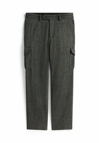 Pantalones cargo de patrón en espiga gris con presillas para cinturón, cierre con botón, bolsillos laterales y de solapa, y piernas rectas.